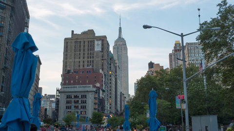 Empire State Building lights lighting up in the evening - 4K timelapse day to night from Madison Square Park in Manhattan NYC