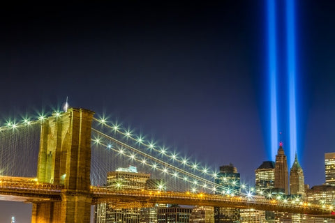 911 lights over Manhattan and Brooklyn Bridge at night