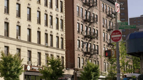 green taxi driving on 125th street and Martin Luther King Jr. Blvd signs in Harlem uptown buildings with fire escapes do not enter sign 4K NYC