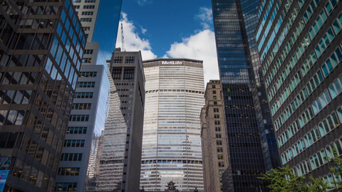 MetLife Building on Park Ave in Midtown Manhattan - 4K timelapse in New York City