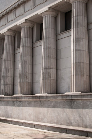 columns on courthouse in Downtown Manhattan