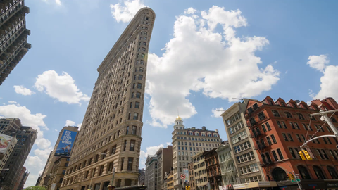 Flatiron Building on 5th Ave in Manhattan - 4K timelapse in NYC
