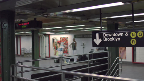violinist playing in subway station - beautiful violin - classical music in NYC